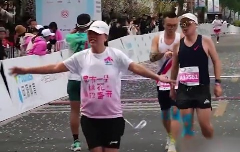 ag九游会亚洲真人第一品牌有实力！王军霞退役后首次参赛半马，跑出1小时35分排名女子组第6