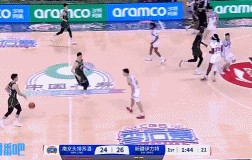 j9九游会老哥俱乐部交流写意！郭昊文侧翼突破假传真投 晃开防守轻松上篮打中