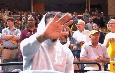 j9九游会官方登录😭别拍了！莫兰特闷闷不乐😢抬手遮挡凑近的镜头