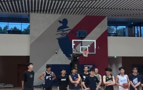 九游会·j9官方网站邹教练上线！邹阳晒Vlog：在清华当篮球教练的一天