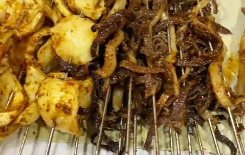 j9九游会官方登录朱芳雨南京探店：我想学一学烤鸭舌 来自广州烧烤届的学徒