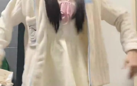 j9九游会官方登录妹妹挺有活啊！LPL互动主持周敢敢分享热舞视频：浅舞一曲