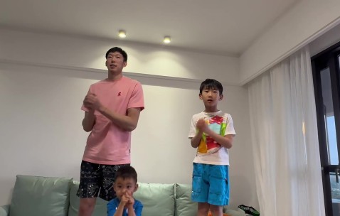 ag九游会亚洲真人第一品牌送祝福！周琦与两个儿子给球迷拜年 正月初二将参加男篮集训