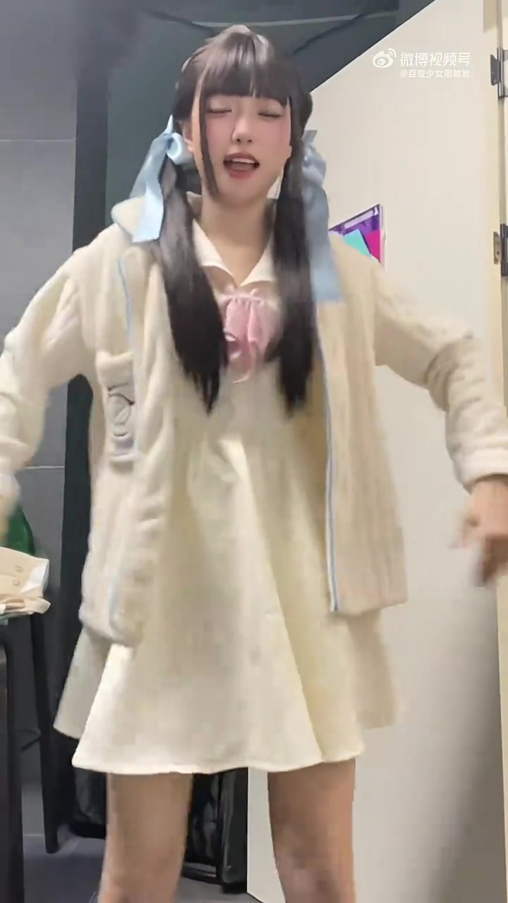 j9九游会官方登录妹妹挺有活啊！LPL互动主持周敢敢分享热舞视频：浅舞一曲