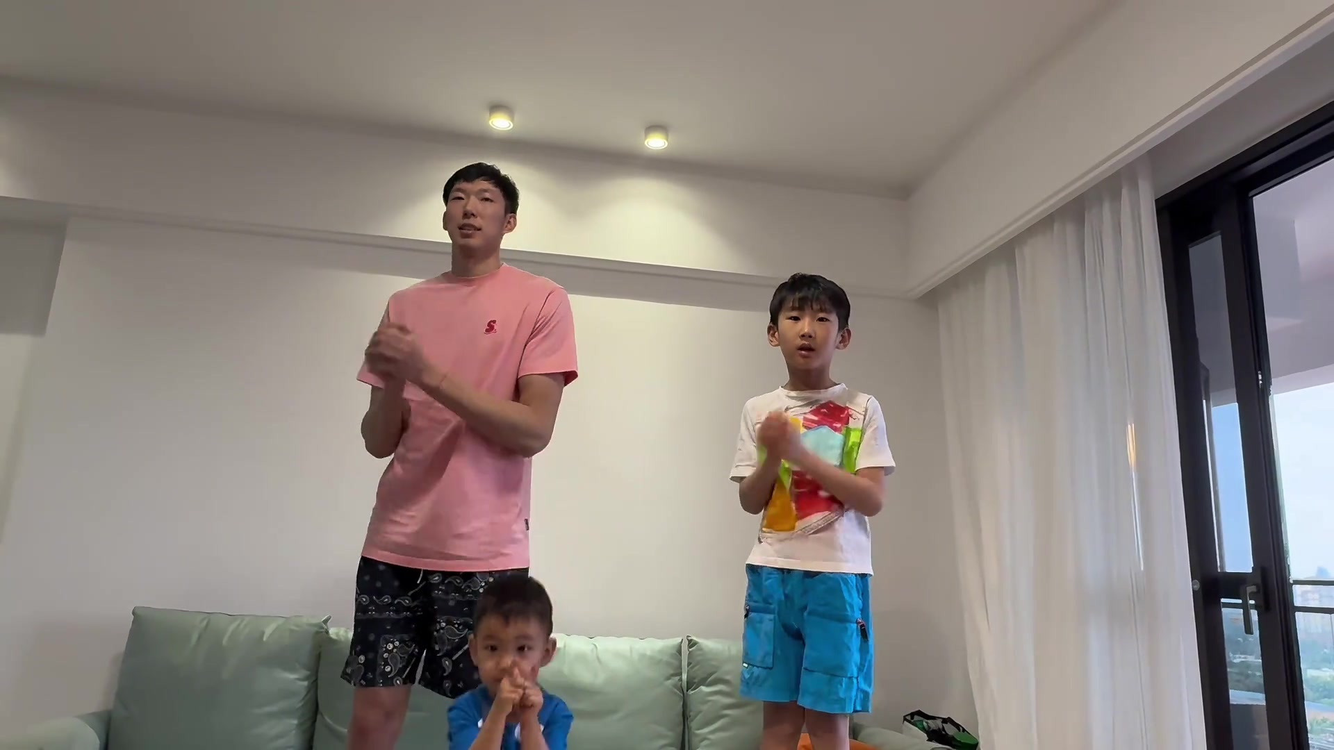ag九游会亚洲真人第一品牌送祝福！周琦与两个儿子给球迷拜年 正月初二将参加男篮集训