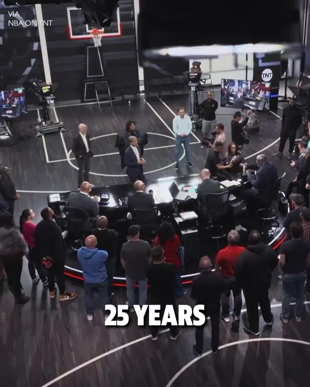 j9九游会官方登录泪目😭TNT结束与NBA36年合作 为全体员工颁发戒指&合影留念