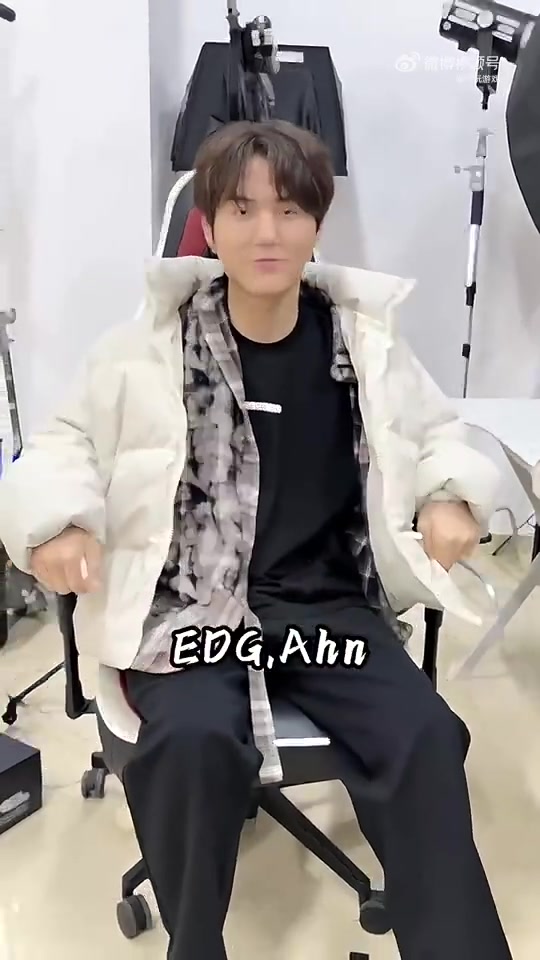 j9九游会官方登录EDG官宣Ahn加盟后Ahn抖音更新视频：铁铁们赛场见！
